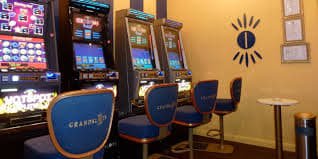 Tampilan antarmuka sultangacor pada perangkat mobile dengan pilihan sportsbook dan live casino
